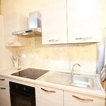 Elegant 2br Balcony, Ac, Near Colosseum