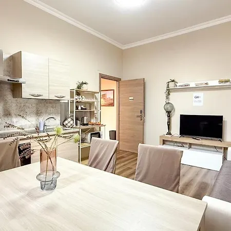 アパート Elegant 2br Balcony, Ac, Near Colosseum ローマ