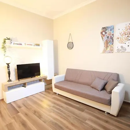 Elegant 2br Balcony, Ac, Near Colosseum アパート *