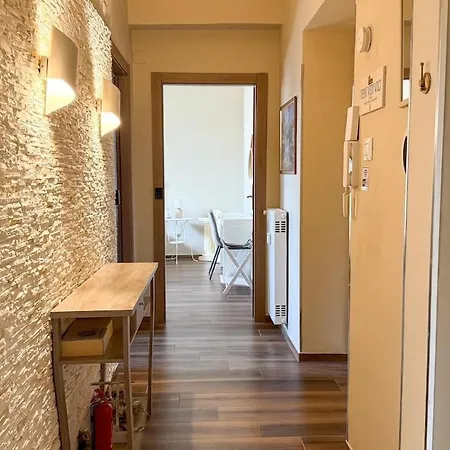 Elegant 2br Balcony, Ac, Near Colosseum アパート