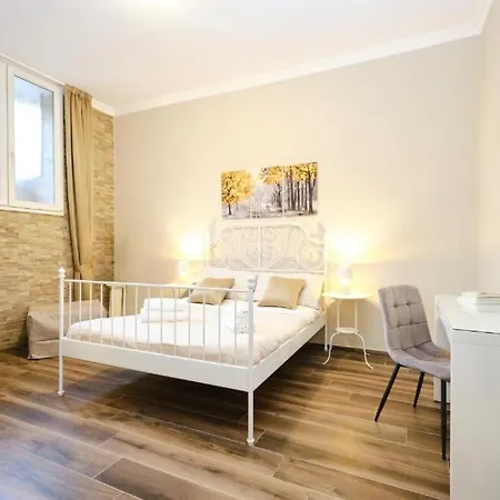 アパート Elegant 2br Balcony, Ac, Near Colosseum ローマ
