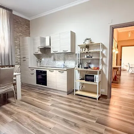 アパート Elegant 2br Balcony, Ac, Near Colosseum ローマ