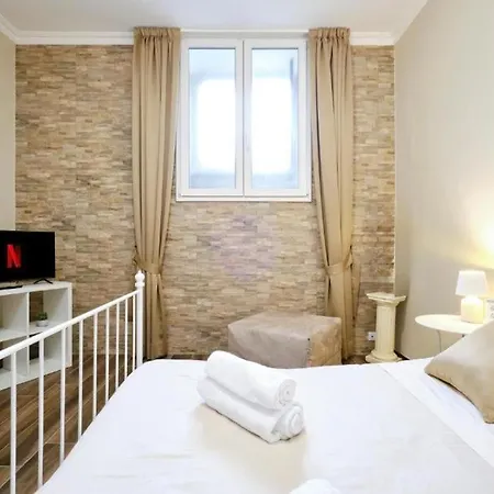 Elegant 2br Balcony, Ac, Near Colosseum