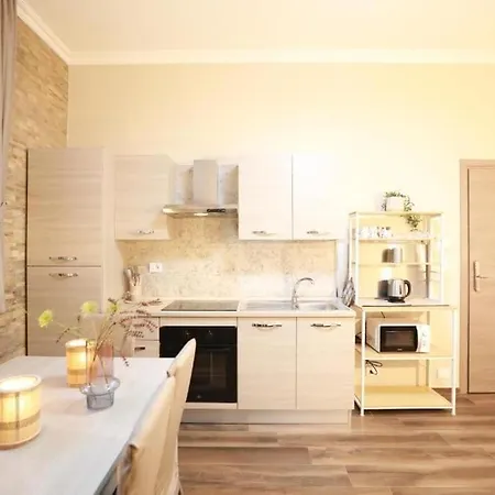Elegant 2br Balcony, Ac, Near Colosseum