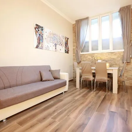 Elegant 2br Balcony, Ac, Near Colosseum Appartement
