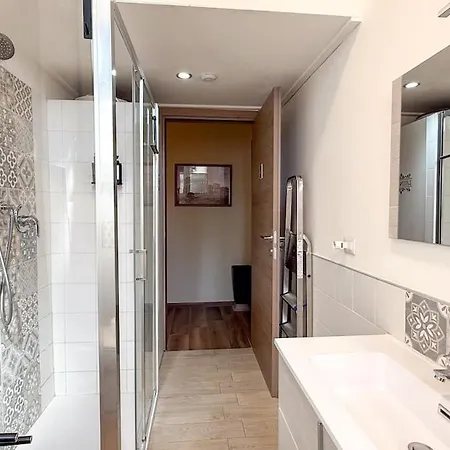 Elegant 2br Balcony, Ac, Near Colosseum Appartement *